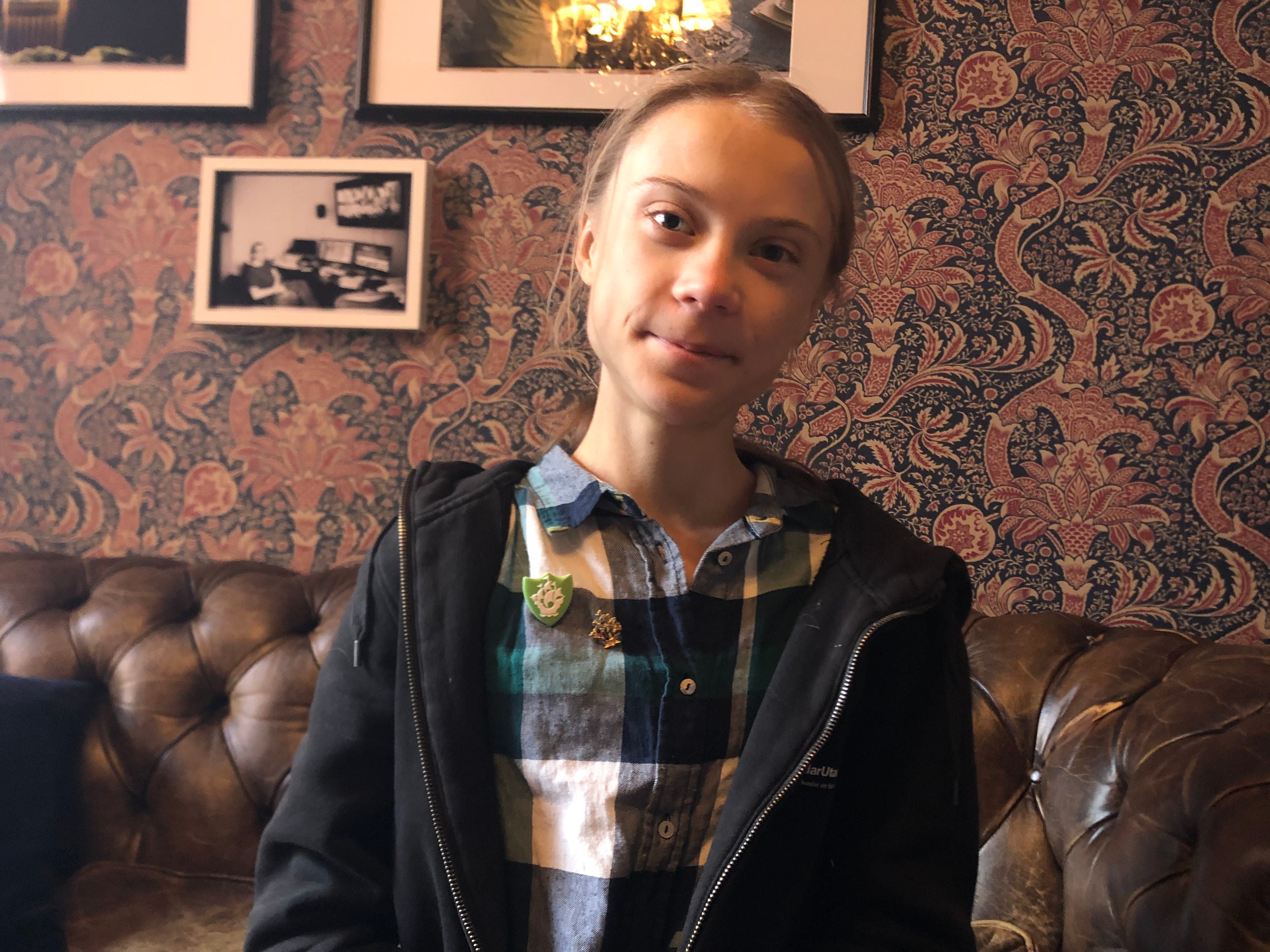 一个冒充照相机的人：格雷塔·滕伯格（Greta Thunberg）说，她会珍惜自己的徽章，并将其放在“我的房间里”。