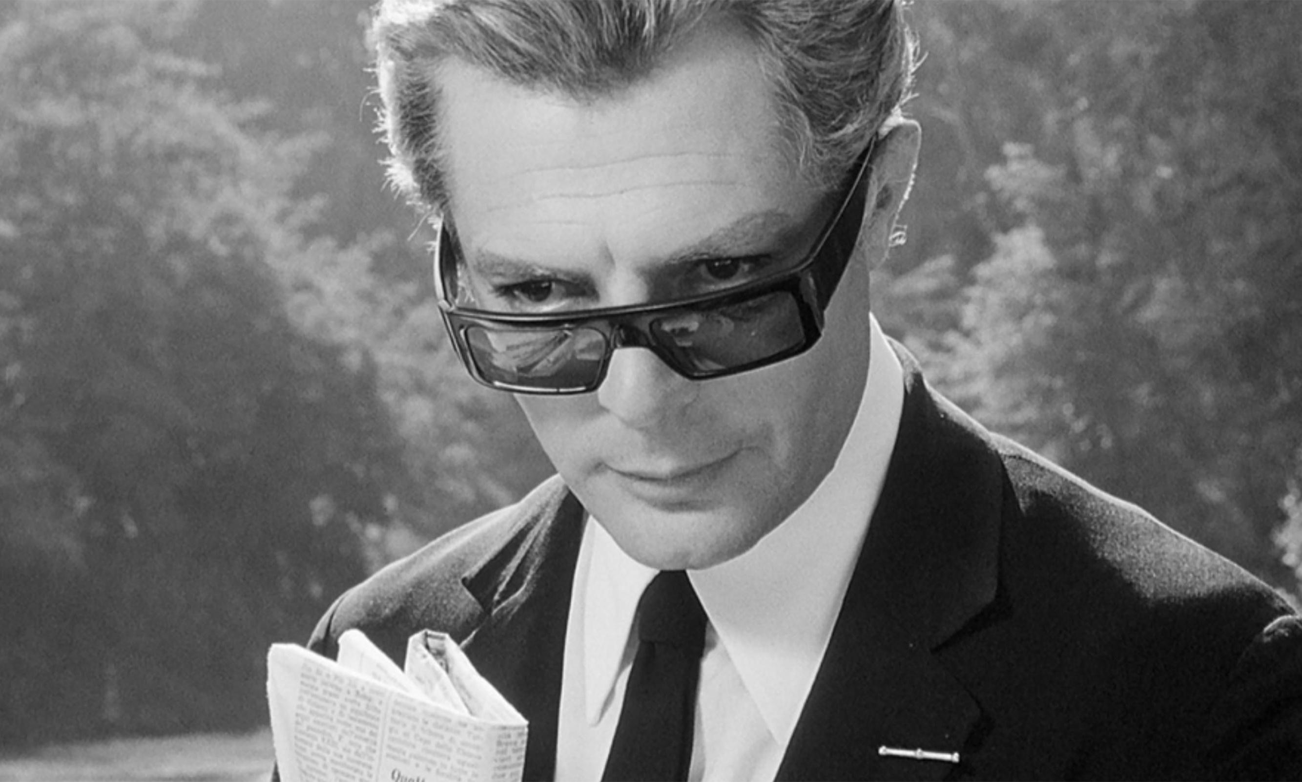 一个穿着西装，戴着墨镜的男人：大师与费里尼的8½的导演/主角一样不安和屈服。 马塞洛·马斯特罗亚尼（Marcello Mastroianni）在1963年的电影中