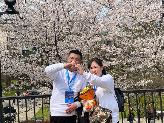 2021年3月13日，在中国中部湖北省武汉市，樱花树在2020年协助抗击该流行病的医务工作者及其亲戚在樱花盛开。（照片由Li Bo / chinadaily.com.cn提供）