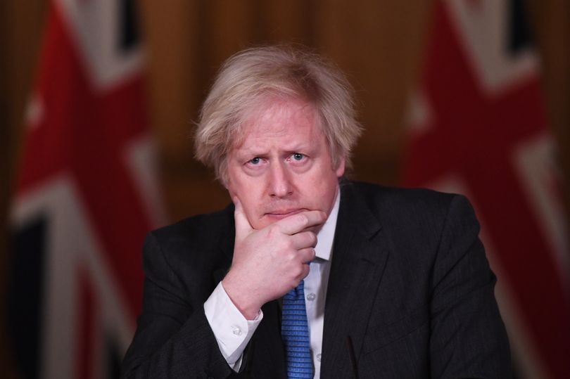 鲍里斯·约翰逊（Boris Johnson）穿西装打领带：2021年2月15日，英国首相鲍里斯·约翰逊（Boris Johnson）在唐宁街（Downing Street）举行的Covid-19媒体发布会上发表讲话。