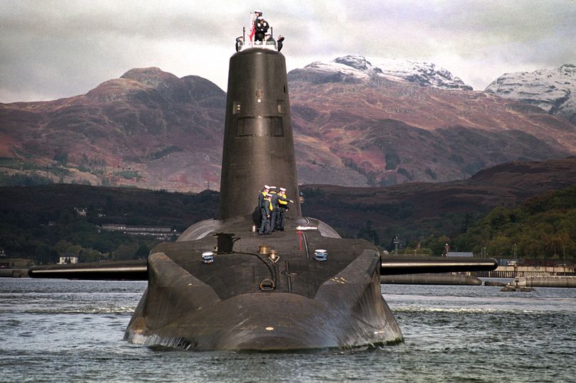 一艘船在水上并有一座山为背景：皇家海军的16,000吨三叉戟级核潜艇“先锋”号