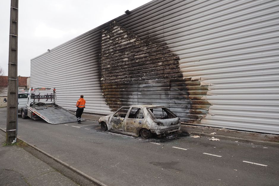 2021年3月16日至17日夜间，汽车在布卢瓦一家超市的停车场内燃烧，交通事故造成城市暴力。