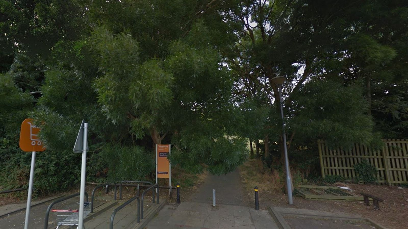 路边的一个标牌：看到警察在塞恩斯伯里（Sainsbury）的停车场搜索这个林地，然后回到Portslade板球俱乐部（Portslade Cricket Club）。 图片：Google Streetview