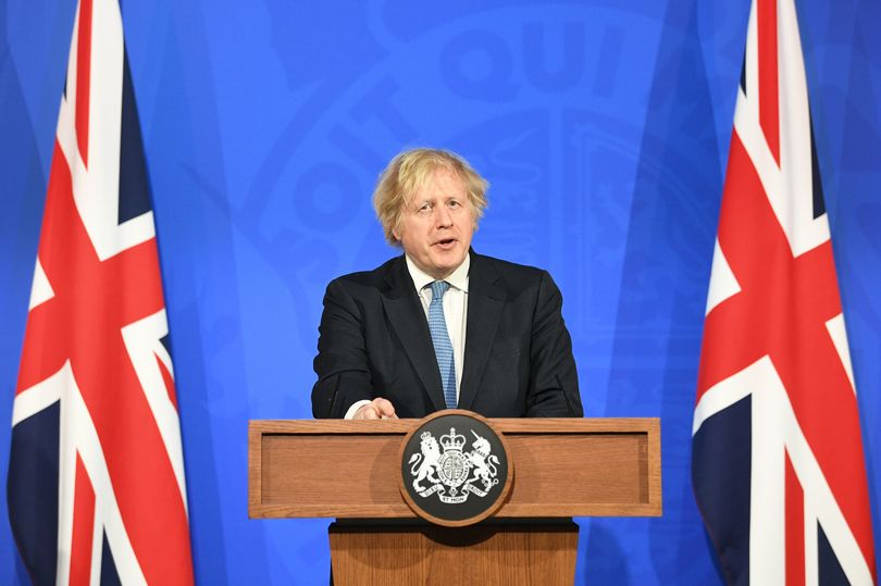 鲍里斯·约翰逊（Boris Johnson）站在旗帜前：总理在唐宁街简报会上宣布成立新的工作组